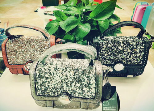 濱沙購(gòu)物廣場(chǎng)金路達(dá)箱包專柜升級(jí)在即，服裝清倉(cāng)大甩賣火熱進(jìn)行中